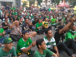 Serunya Bonek dan Polisi Nobar Persebaya Vs Arema
