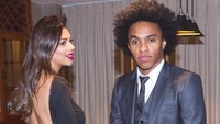 Vanessa Martins adalah istri dari Willian Borges, gelandang serang Chelsea. Vanessa pula yang memberi Willian putri kembar nan lucu. (Foto: Instagram @willianborges88)