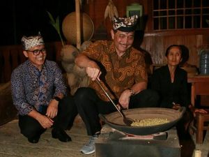 Menko Maritim, Menkeu dan Gubernur BI Naik ke Kawah Ijen