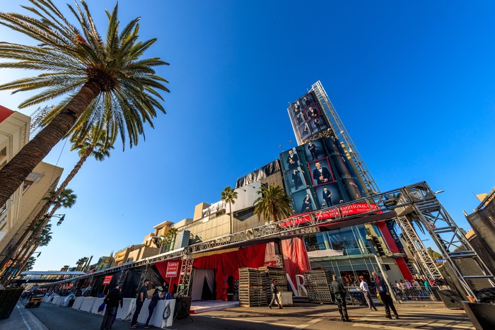 Pagelaran Oscar ke-90 sudah mulai disiapkan. Nampak sudut Hollywood Street sudah mulai steril dan rangka-rangka bangunan sudah mulai berdiri di Dolby Theatre, California, AS. Christopher Polk/Getty Images.