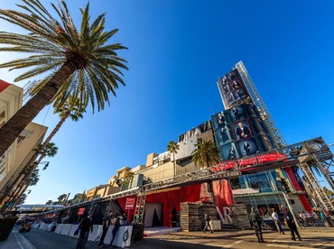 Pagelaran Oscar ke-90 sudah mulai disiapkan. Nampak sudut Hollywood Street sudah mulai steril dan rangka-rangka bangunan sudah mulai berdiri di Dolby Theatre, California, AS. Christopher Polk/Getty Images.