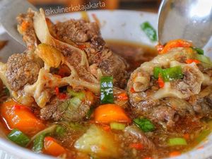 Menu Buka Puasa Enak Pakai Sop Buntut yang Gurih Empuk di Sini Menu Buka Puasa Enak Pakai Sop Buntut yang Gurih Empuk di Sini