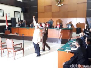 Hadapi Sidang Vonis, Jonru Teriakkan Takbir Hadapi Sidang Vonis, Jonru Teriakkan Takbir