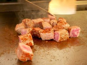 Suka Makanan Jepang, Nagita Slavina Bagi Tips Pilih Tingkat Kematangan Daging