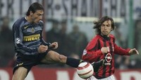 Duel di lini tengah Derby Milan tahun 2005: Andrea Pirlo vs Kily Gonzales (AFP PHOTO / PACO SERINELLI)
