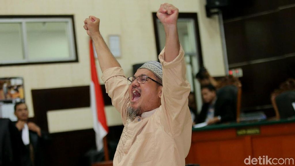 Foto: Terbukti Bersalah, Jonru Divonis 1,5 Tahun Penjara Foto: Terbukti Bersalah, Jonru Divonis 1,5 Tahun Penjara