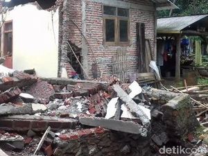 Jalan dan Puluhan Rumah di Brebes Rusak Akibat Tanah Ambles