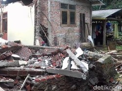 Jalan dan Puluhan Rumah di Brebes Rusak Akibat Tanah Ambles