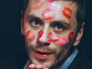 Ini yang Ada di Pikiran Pria Saat Wanita Pakai Lipstik Merah atau Pink