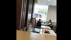 Foto: Viral Video Gelandangan Dilarang Makan di Restoran Cepat Saji AS