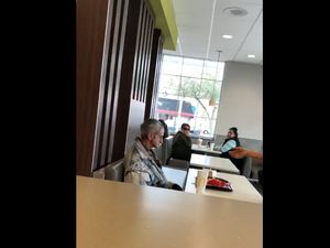 Foto: Viral Video Gelandangan Dilarang Makan di Restoran Cepat Saji AS