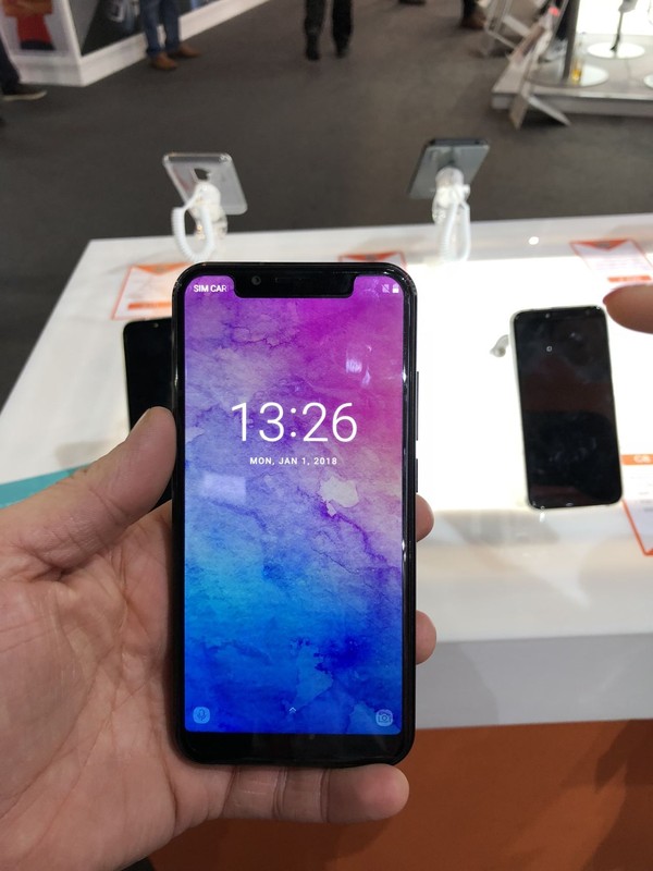 Ini adalah Oukitel U18. Smartphone ini memiliki layar 5,85 inch yang juga punya fitur pemindai wajah ala iPhone X. (foto: Quartz)