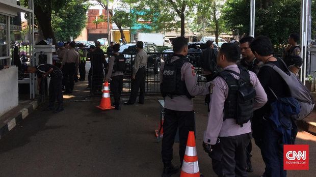 Jonru Divonis, Ratusan Pendukung Datangi Pengadilan