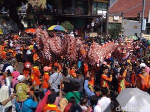 Ribuan Warga Cirebon dan Wisatawan Ramaikan Cap Go Meh