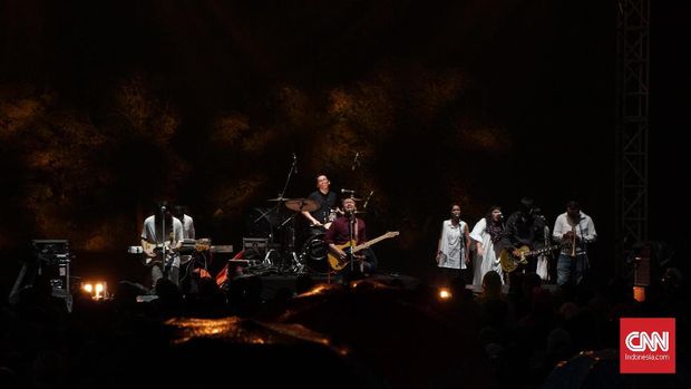 Efek Rumah Kaca menggelar konser dan menjual pernak-pernik mereka untuk dana berangkat ke Amerika.