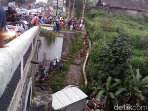 Mobil Box Tabrak Motor Lalu Terjun ke Sungai, 1 Orang Tewas