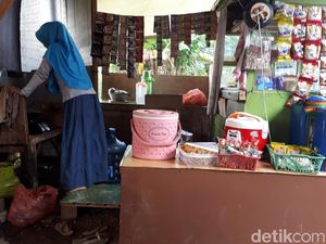 Bule yang Luntang-lantung di Tangerang Kerap Ditraktir Warga di Warkop