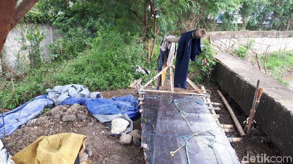 Begini Kondisi Tempat Tinggal Bule Luntang-lantung di Pinggir Kali