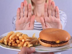 Studi: Terlalu Sering Makan Junk Food Bisa Turunkan Kesuburan Wanita