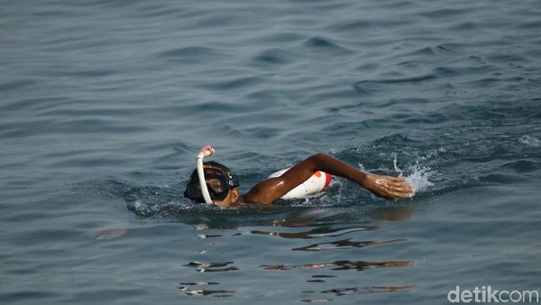 10 Jam Berenang Para Penakluk Selat Sunda Tiba di Merak