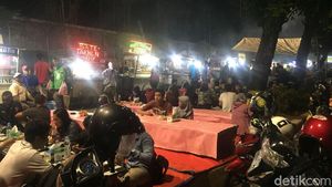 Penuh Sesak Pedagang Sate Taichan di Trotoar Senayan yang akan Ditata