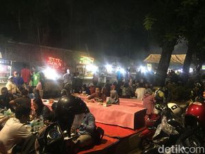 Penuh Sesak Pedagang Sate Taichan di Trotoar Senayan yang akan Ditata