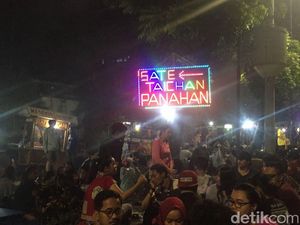 Pemprov DKI Pindahkan Pedagang Sate Taichan ke Depan Senayan City