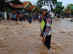 Aksi Tolong Nenek Tuai Pujian, Bripka Suwaji Teringat Ibunya