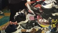 Kompaknya Jokowi dan Gibran Berburu Sneaker di Jakarta