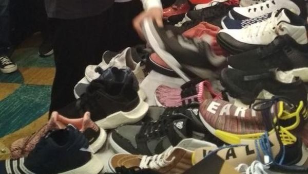 Kompaknya Jokowi dan Gibran Berburu Sneaker di Jakarta