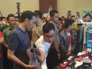 Kompaknya Jokowi dan Gibran Berburu Sneaker di Jakarta