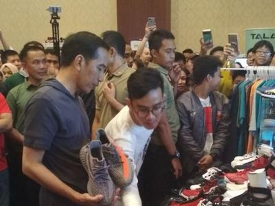 Kompaknya Jokowi dan Gibran Berburu Sneaker di Jakarta