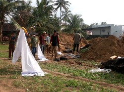 Puluhan Jenazah Korban Tsunami Aceh Dipindah ke Makam Baru