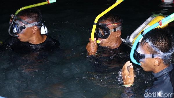 Ratusan Prajurit Marinir Renang Selat Sunda