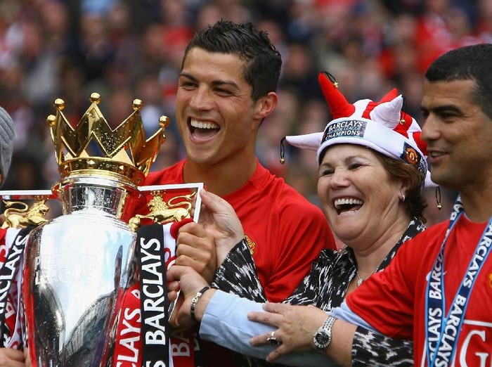 MANCHESTER, ENGLAND - MAY 16:  Cristiano Ronaldo of Manchester United celebrates winning the Barclays Premier League trophy with his mother, Dolores Aveiro after the Barclays Premier League match between Manchester United and Arsenal at Old Trafford on May 16, 2009 in Manchester, England.  (Photo by Alex Livesey/Getty Images)