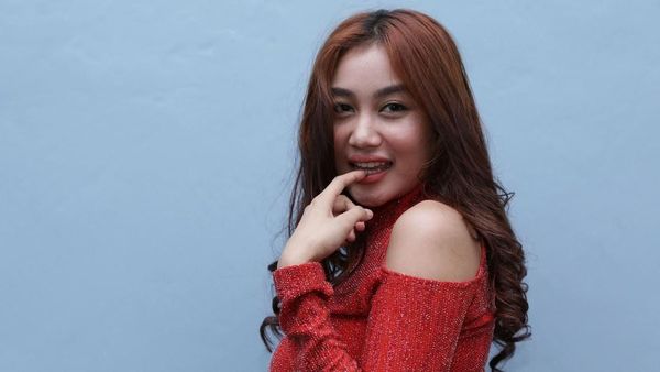 Siang-siang Gini, Lihat Dulu Foto Pamela Duo Serigala yang Merah Menggoda