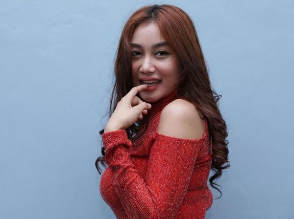 Siang-siang Gini, Lihat Dulu Foto Pamela Duo Serigala yang Merah Menggoda