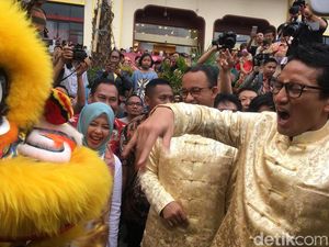 Ekspresi Anies-Sandiaga saat Nonton Atraksi Barongsai di Glodok
