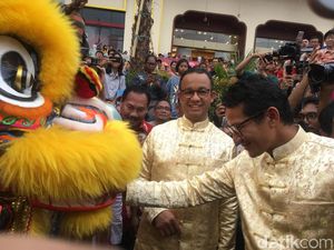Saat Anies-Sandi Terpukau Tonton Barongsai di Festival Cap Go Meh