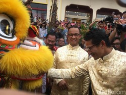 Saat Anies-Sandi Terpukau Tonton Barongsai di Festival Cap Go Meh