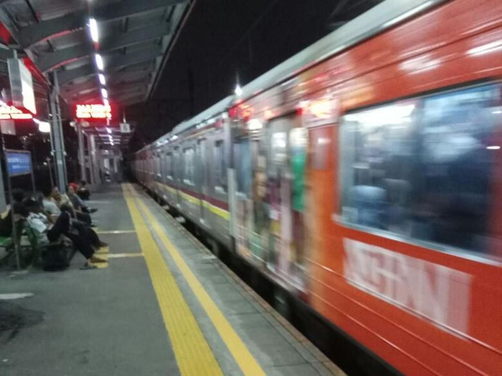 Rel Patah KRL Bogor-Jakarta Teratasi, Perjalanan Kembali Normal Rel Patah KRL Bogor-Jakarta Teratasi, Perjalanan Kembali Normal