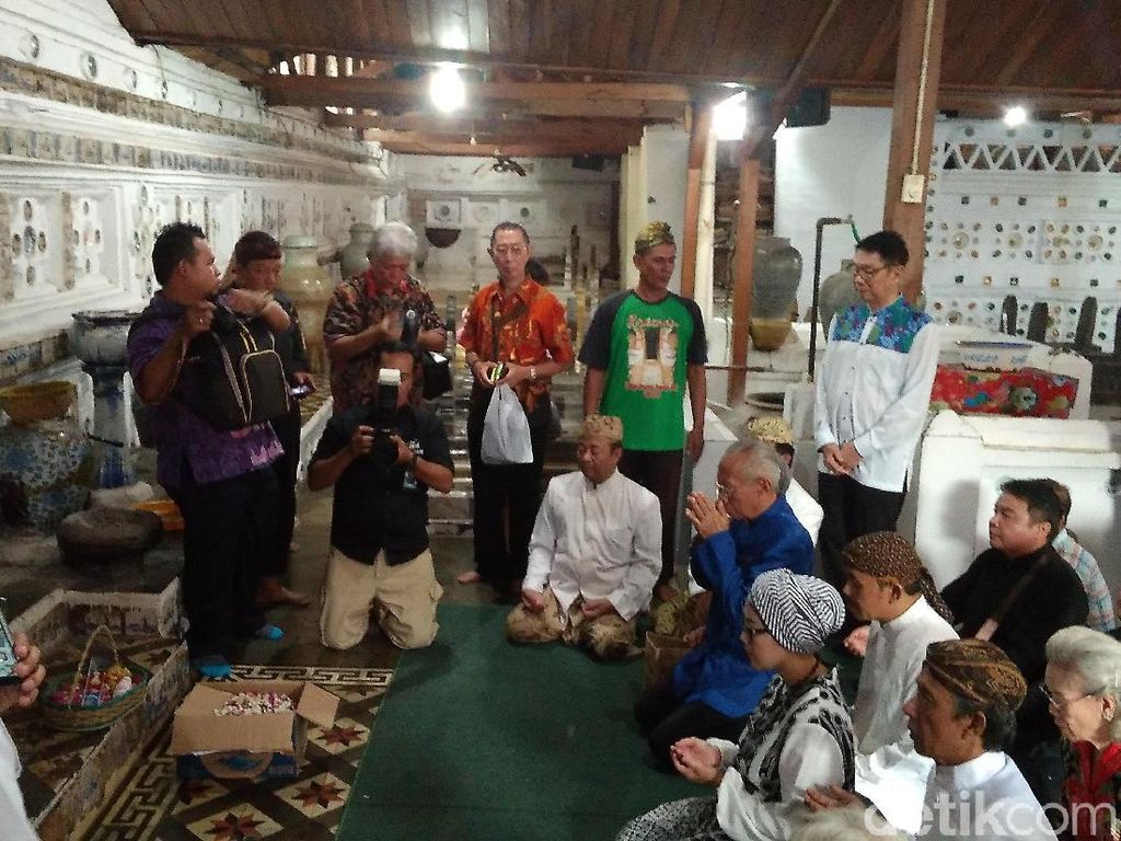 Usai Cap Go Meh, Tionghoa Cirebon Ziarah ke Makam Istri Sunan Gunungjati Usai Cap Go Meh, Tionghoa Cirebon Ziarah ke Makam Istri Sunan Gunungjati