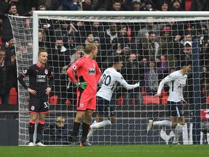 Dua Gol Son Menangkan Spurs atas Huddersfield