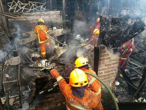 Satu Kafe dan Empat Warung Makan di Gelap Nyawang Hangus Terbakar
