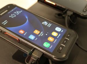 Samsung Pamer Ponsel Tangguh Bisa Walkie Talkie