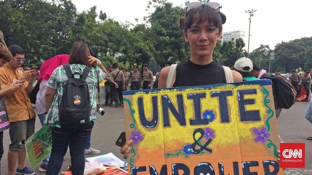 Nadine Alexandra ikut turun ke jalan untuk Women's March.
