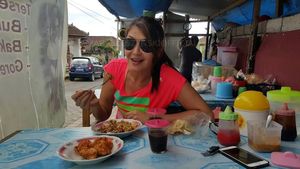 Bukan Jatuh Miskin! Ini Bukti Tamara Bleszynski Memang Doyan Makanan Tradisional