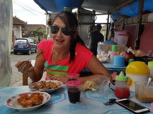 Bukan Jatuh Miskin! Ini Bukti Tamara Bleszynski Memang Doyan Makanan Tradisional