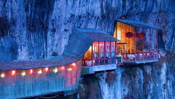 Begini Sensasi Bersantap di Restoran yang Menggantung di Tebing Gunung