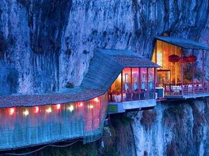 Begini Sensasi Bersantap di Restoran yang Menggantung di Tebing Gunung